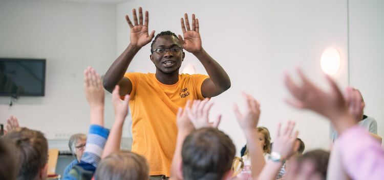 „African Vocals“-Mitglied und Musiklehrer Joel Nambuli bringt den Schülern die afrikanische Musik spielerisch näher.Fotos: Marku