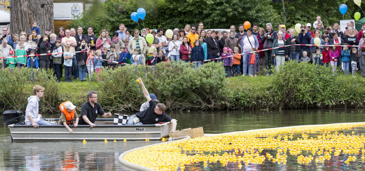 Gespannt warten die Zuschauer, welche Ente im Neckar als erste ins Ziel schwimmt.Foto: Daniel Jüptner