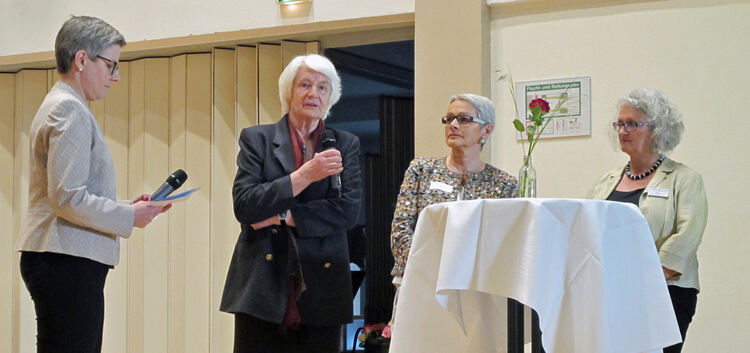 Susanne Kränzle im Gespräch mit Ursula Roller, Erika Dionisius und Annette Jetter-Laub (von links).Foto: pr