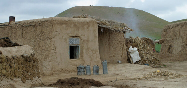 Auf dem Land bauen sich die Afghanen ihre Hütten noch selber.