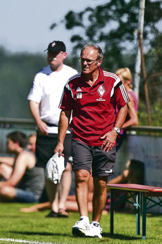 Im Feierstress: Dorfmerkingens Coach Helmut Dietterle.Foto: Eibner