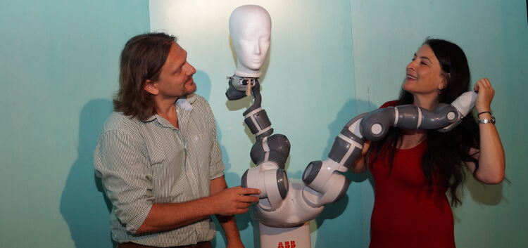 Jens Nüßle, Yumi der Roboter und Marilena Pinetti agieren im „Sandmann 4.0“ gemeinsam. Foto: Volker Haußmann