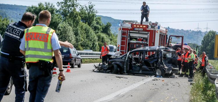 DEIZISAU: Schwerer Unfall auf der B10: LKW fährt auf Pannenfahrzeug auf - 2 Schwerverletzte., Deizisau Fotograf: 7aktuell.de/ Ad
