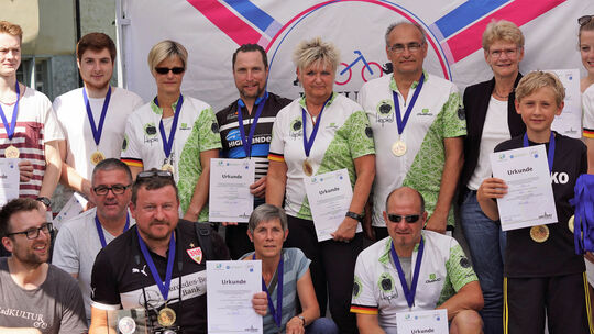 So sehen Sieger aus: Die meisten Kilometer als Mannschaft wies mit 8¿189 Kilometern das Team „Hepfel goes green“ auf. Mit 1¿003 So sehen Sieger aus: Die meisten Kilometer als Mannschaft wies mit 8¿189 Kilometern das Team „Hepfel goes green“ auf. Mit 1¿003
