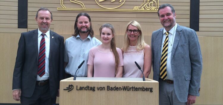 Lara Zeiser ist Preisträgerin des Schülerwettbewerbs des Landtags. CDU-Abgeordneter Karl Zimmermann (links) gratuliert. Foto: pr