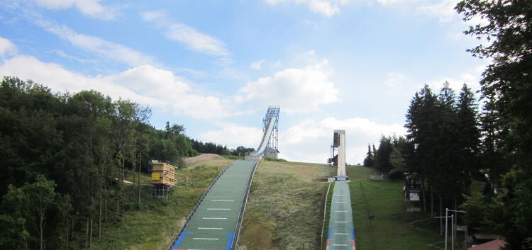 Imposant: Die neue Skisprungschanze in Degenfeld (links). Foto: privat