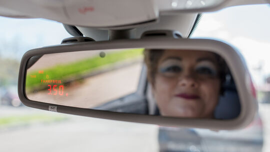 Während der Fahrt hat die Kirchheimerin das Taxameter immer im Blick.Fotos: Carsten Riedl Während der Fahrt hat die Kirchheimerin das Taxameter immer im Blick.Fotos: Carsten Riedl