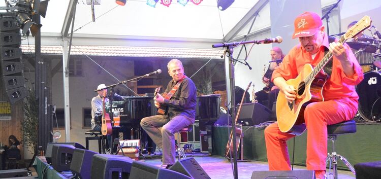 Seit 40 Jahren spielen Günther Sigl (links) und Barny Murphy schon zusammen. In Kirchheim bringen sie ihre E-Gitarren mit.Foto: