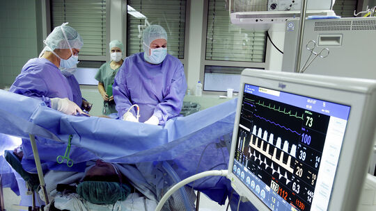 Kreiskliniken Kirchheim - KrankenhausOperationssaalÄrzte ArztOPPatient
