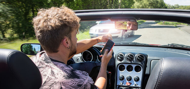 Nur kurz Whatsapp checken: Handys sind eine der Risikoquellen, die junge Autofahrer so gefährlich machen. Foto: Mirko Lehnen