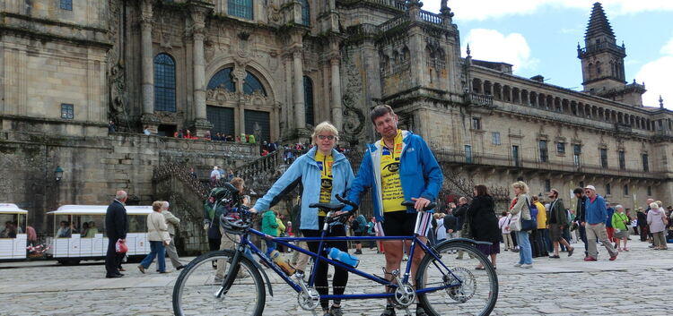 Angekommen: Stolz postieren sich Gabi Kazmaier und Ewald Löw mit ihrem Tandem in Santiago de Compostela vor der Kathedrale ¿ dem