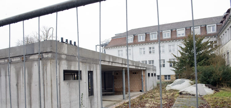 Baustelle , Baustop Krankenhaus KirchheimDas Eingangsgebäudes der psychiatrischen Tagesklinik (im Vordergrund) an der Ecke Stutt