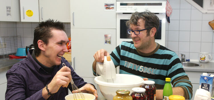 Wer will gute Waffeln backen, braucht dazu wohl sieben Sachen: Alper Tezel (links) und Thomas Mailänder in der AKB-Küche.Foto: J