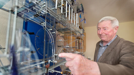 Manfred Eichbaum hat ein spezielles Hobby: Kugelbahnen aus Plexiglas. Fotos: Carsten Riedl Manfred Eichbaum hat ein spezielles Hobby: Kugelbahnen aus Plexiglas. Fotos: Carsten Riedl