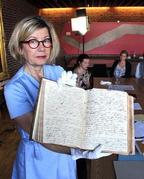 Archivdirektorin Nicole Bickhoff gewährt Einblicke in Claudines Tagebuch.Foto: Andreas Volz