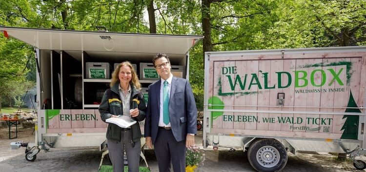 Försterin Elke Rimmele-Mohl nimmt von Minister Peter Hauk den Schlüssel zur Waldbox entgegen. Foto: Jan Potente