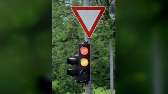 Springt die Ampel auf Rot, drücken viele aufs Gas. Wer dabei andere gefährdet oder einen Unfall verursacht, dem winken außer Gel Springt die Ampel auf Rot, drücken viele aufs Gas. Wer dabei andere gefährdet oder einen Unfall verursacht, dem winken außer Gel