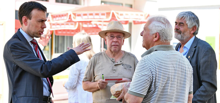 Nils Schmid (links) spricht in der Kirchheimer Marktstraße - mit Bürgern sowie mit SPD-Stadträten oder -Landtagskollegen.Foto: M