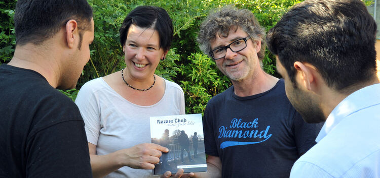 Die Pädagogin Kirstin Mörchen und der Fotograf David Graeter mit ihrem Deutschbuch. Die Mitautoren Hamed und Saber sollen nicht