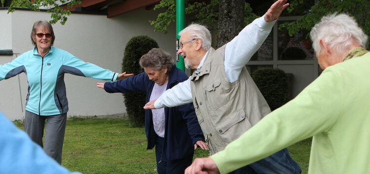 Mit dem „Flieger“ trainieren die Schopflocher Senioren, das Gleichgewicht zu halten.Fotos: Anke Kirsammer
