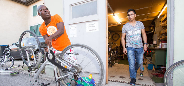Ein Paradebeispiel für gelungene Flüchtlingshilfe: die Fahrradwerkstatt in Weilheim. Archiv-Foto: Carsten Riedl