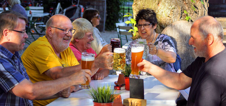 Vielen Gästen im Hirschgarten ist der Bierpreis egal - solang‘s schmeckt. Foto: Thomas Krytzner