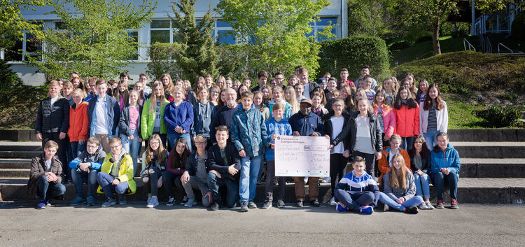 Wieder eifrig Geld gesammelt haben die Lenninger Realschüler für Komo und sein VPP-Projekt.Foto: Carsten Riedl