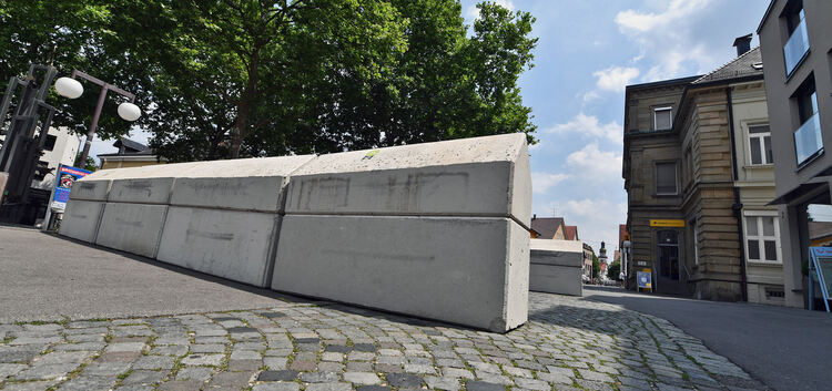 Die stabilen Betonplatten sollen für die Sicherheit der Besucher beim Kirchheimer Stadtfest sorgen.Foto: Markus Brändli