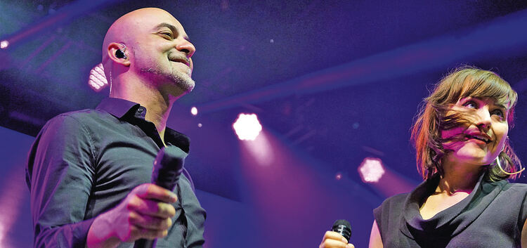 Marco Matias und Jemma Endersby gehören zu den Stars der Band. in Plochingen rocken sie die Bühne. Foto: Thomas Krytzner