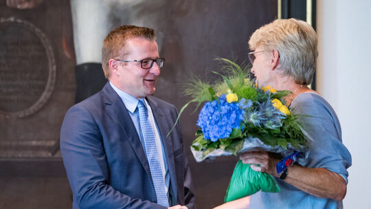 Nach seiner Wahl zum künftigen zweiten Bürgermeister Kirchheims erhält Stefan Wörner von Oberbürgermeisterin Angelika Matt-Heide