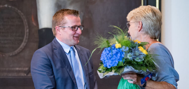 Nach seiner Wahl zum künftigen zweiten Bürgermeister Kirchheims erhält Stefan Wörner von Oberbürgermeisterin Angelika Matt-Heide