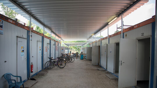 Sein Zuhause ist das Containerdorf in Kirchheim. Dort geht es vielen so.
