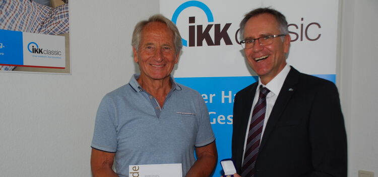 Wilfried Längerer erhielt von Regionalgeschäftsführer Roland Schwarz die IKK-Ehrennadel in Gold und einer Urkunde.Foto: pr