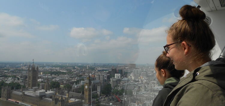Die Kirchheimer Freihof-Realschüler genießen im London Eye die Aussicht auf den Buckingham Palace. Foto:  Jens Lässig