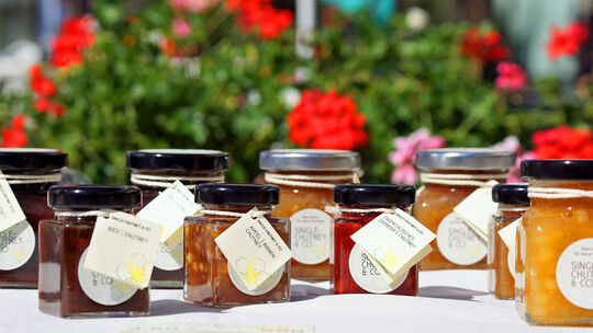 Vier verschiedene Sorten Chutney haben Marion Gaspar und Sabine Wilhelm (unten, von links) im AngebotFotos: Thomas Krytzner Vier verschiedene Sorten Chutney haben Marion Gaspar und Sabine Wilhelm (unten, von links) im AngebotFotos: Thomas Krytzner