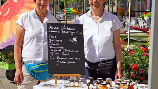 Vier verschiedene Sorten Chutney haben Marion Gaspar und Sabine Wilhelm (unten, von links) im AngebotFotos: Thomas Krytzner
