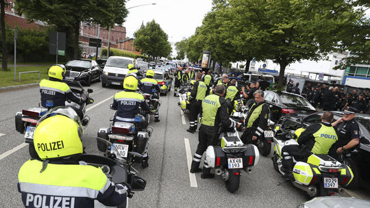 Polizeipräsenz in bislang ungekanntem Ausmaß prägt derzeit die Stadt Hamburg - unübersehbar für jedermann.Foto: dpa