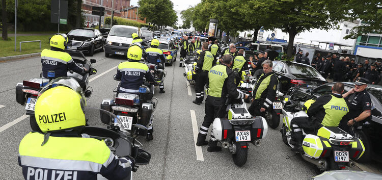 Polizeipräsenz in bislang ungekanntem Ausmaß prägt derzeit die Stadt Hamburg - unübersehbar für jedermann.Foto: dpa