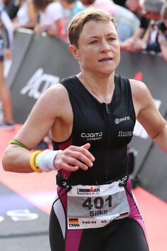 Am Ziel: VfL-Triathletin Silke Roßkopf hat beim Ironman in Klagenfurt Platz zehn ihrer Altersklasse belegt. Foto: privat