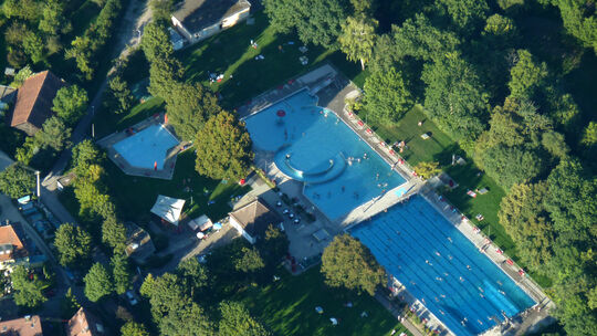 Heute ist das Freibad bei der Lindach ein Familienbad und bietet Jung und Alt Abkühlung an heißen Sommertagen.Fotos: Stadtarchiv