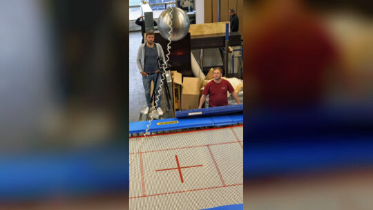 Als Springer-Dummys dienen verschieden schwere Eisenkugeln, die per Magnet an einer Halterung hängen. Wird diese ausgelöst, fäll