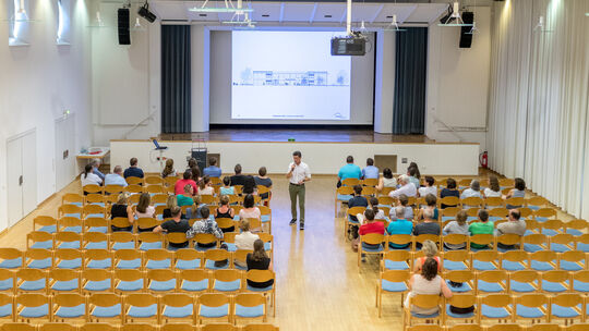 Rainer Haußmann informierte in der Schlossberghalle über den Umbau der Teckschule.Foto: Carsten Riedl Rainer Haußmann informierte in der Schlossberghalle über den Umbau der Teckschule.Foto: Carsten Riedl