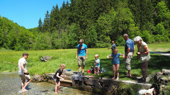 Ein kühler Spaziergang durchs Wasser ist für Kinder ein Muss.
