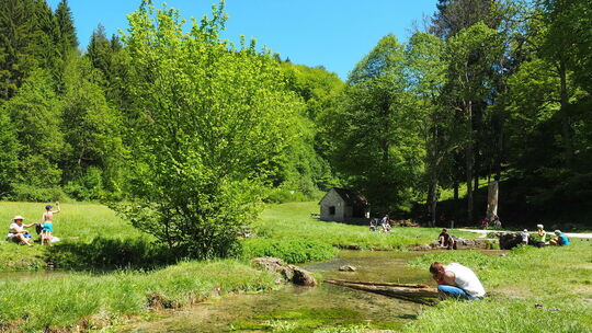 Entspannen, abkühlen und die Aussicht genießen: Der Filsursprung ist ein beliebtes Ausflugsziel für viele Familien.