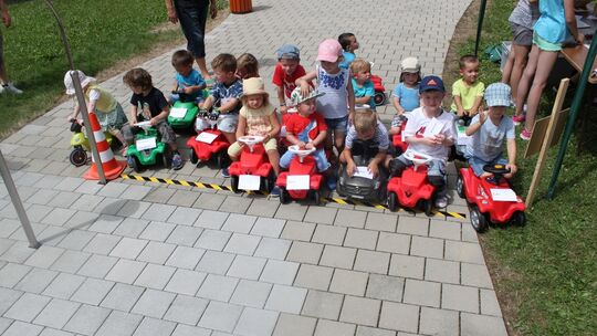 Das Starterfeld der Formel Bobby-Car zum zweiten Großen Preis von Kirchheim versammelt sich an der Linie.Fotos: Cornelia Wahl