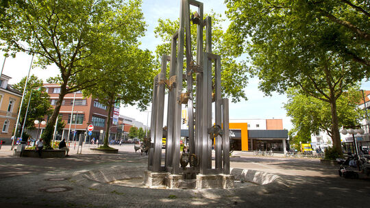 Aus technischen Gründen fehlt dem Brunnen am Kirchheimer Postplatz derzeit das Wasser. Unter künstlerischen Gesichtspunkten betr Aus technischen Gründen fehlt dem Brunnen am Kirchheimer Postplatz derzeit das Wasser. Unter künstlerischen Gesichtspunkten betr