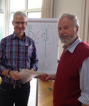Georg Hug zeichnet August Huber aus (von links).Foto: privat