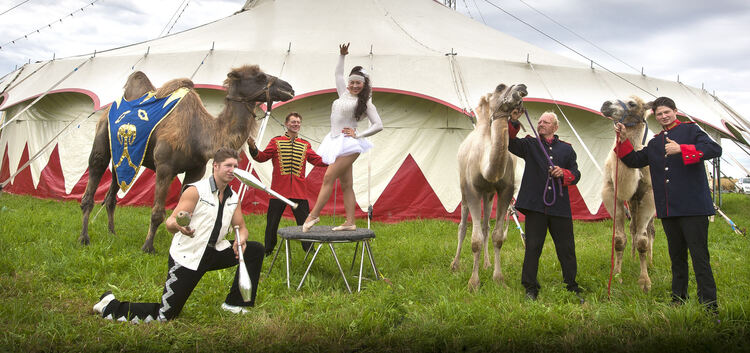 Frei nach dem Motto: „Menschen, Tiere, Sensationen“ zeigt der Zirkus Baruk im Kruichling sein Programm.Foto: Jean-Luc Jacques