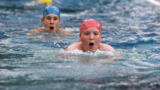 Swim and Run, Reportage über die Aktionen der Schule im Freibad Oberlenningen
