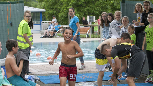 Total durchnässt geht es für die Schüler in Badeklamotten auf die Laufstrecke. Fotos: Jean-Luc Jacques Total durchnässt geht es für die Schüler in Badeklamotten auf die Laufstrecke. Fotos: Jean-Luc Jacques